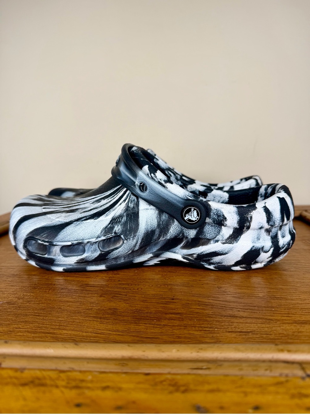 NEW Crocs Bistro Marbled Clog Black White Mens 10 Woman’s 12